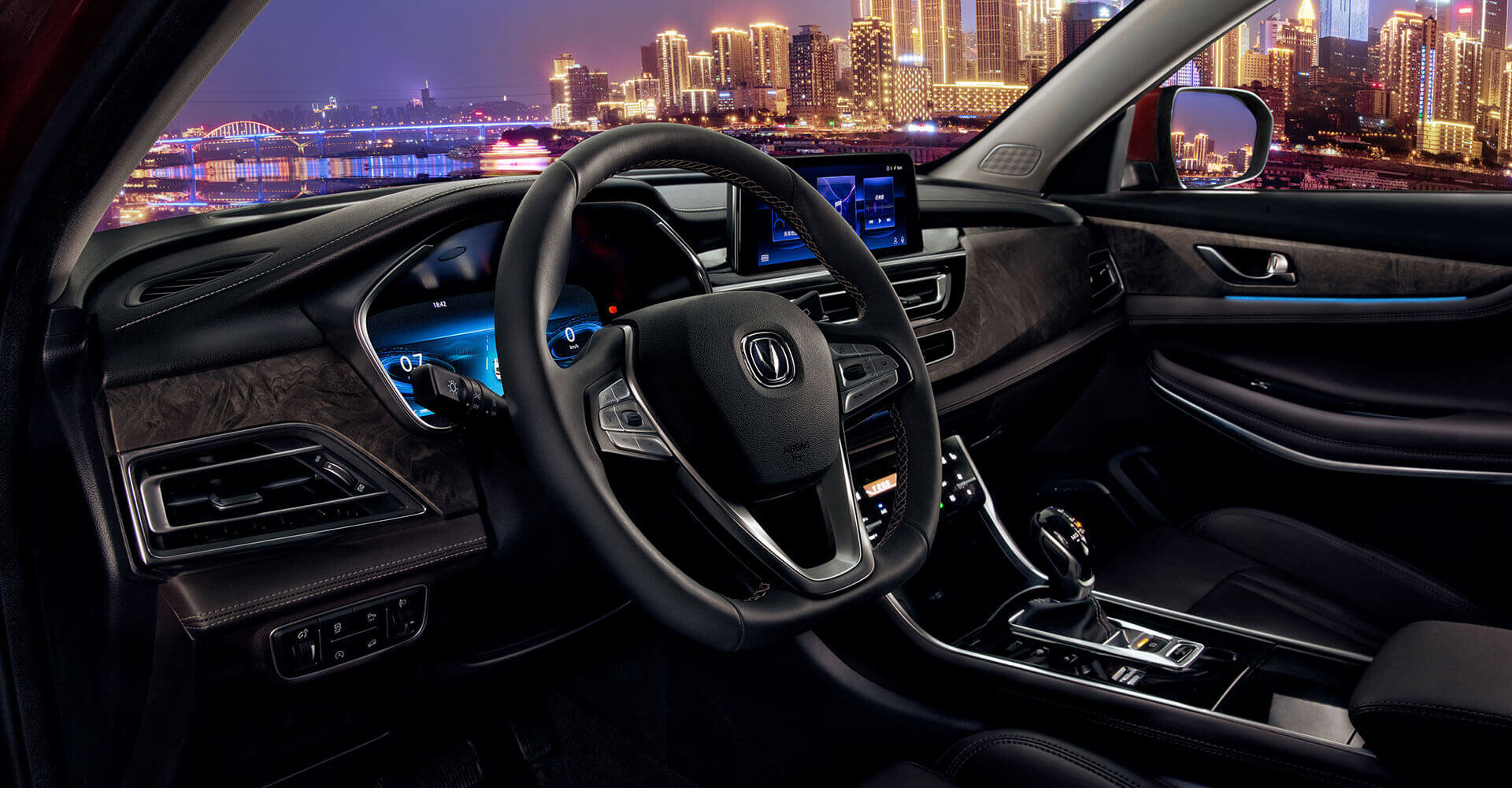 /img/cars/1637050086-interior_changan_CS75FL_3.jpg