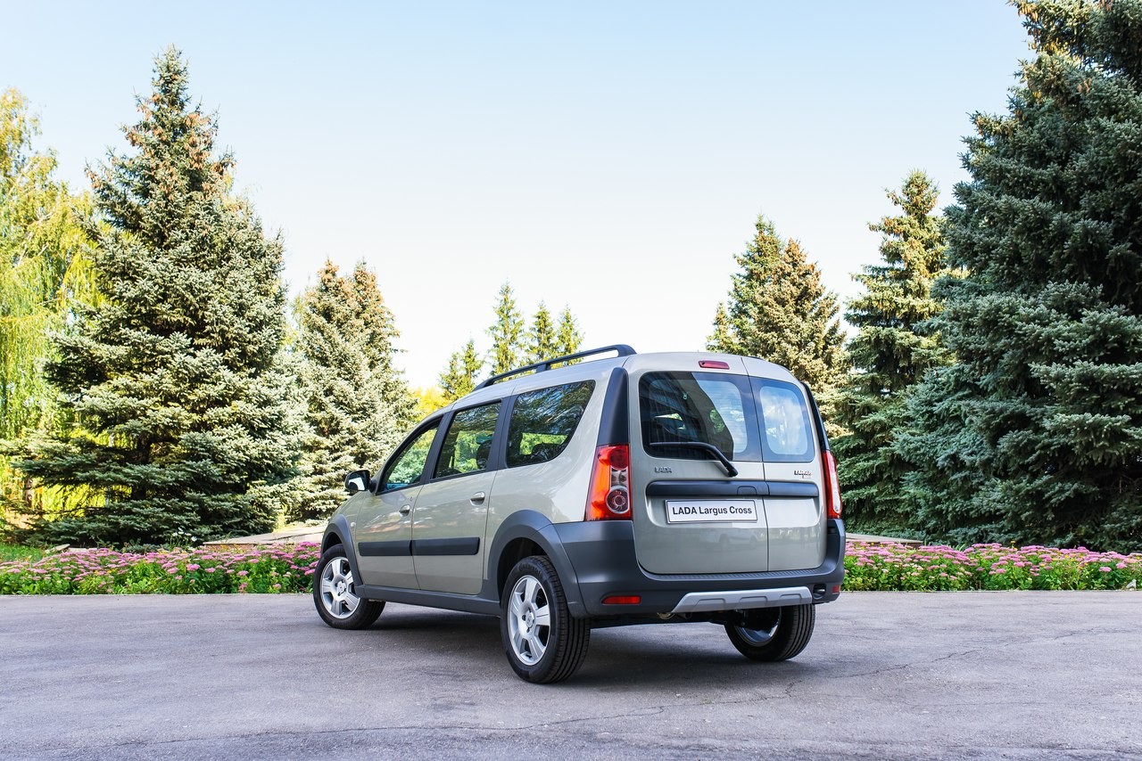 /img/cars/1637052195-exterior_lada_Largus_Cross_7_mest_7.jpeg